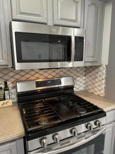 Η κουζίνα ή μικρή κουζίνα στο JFK Rosedale 2bd Apt +4 φωτογραφίες