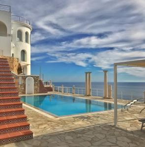 een zwembad bovenop een gebouw met een vuurtoren bij Castillo de ensueño in La Herradura