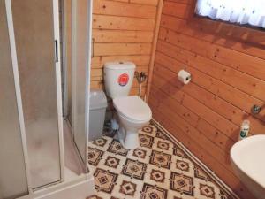 Ένα μπάνιο στο Bungalow near Turquoise Lake and Baltic Sea