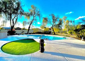 Πισίνα στο ή κοντά στο Spacious Scottsdale Villa with Pool, Golf, Game Room, and Two Master Suites