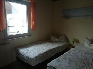 Ένα ή περισσότερα κρεβάτια σε δωμάτιο στο Ferienhaus Golinski auf eigenem komplett umzäunten Grundstück im Unterspreewald mit Kamin +17 φωτογραφίες