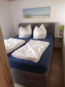 Ένα ή περισσότερα κρεβάτια σε δωμάτιο στο Ferienhaus Golinski auf eigenem komplett umzäunten Grundstück im Unterspreewald mit Kamin