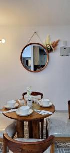 una mesa de madera con un espejo en la pared en Grand Premier Apartments, en Nairobi