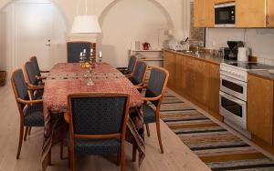 a kitchen with a table and chairs in a kitchen at Hambo in Hammenhög