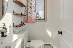 CazenoviaにあるDeck and Fire Pit Cozy Escape in Morrisville!のトイレ、洗面台、鏡のあるバスルーム +19枚の写真
