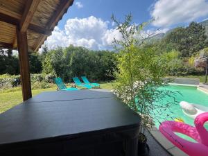 Bazén v ubytování Charmant logis entre lac et montagnes nebo v jeho okolí