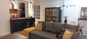 a living room with a couch and a kitchen at La parada de San Domingo 2 in Zaragoza