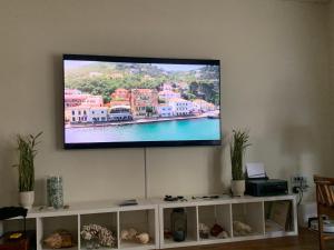 Telewizja i/lub zestaw kina domowego w obiekcie Captains 2-Bedroom Suite in Athens Nea Smyrni
