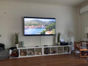 Telewizja i/lub zestaw kina domowego w obiekcie Captains 2-Bedroom Suite in Athens Nea Smyrni
