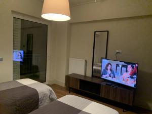 Telewizja i/lub zestaw kina domowego w obiekcie Captains 2-Bedroom Suite in Athens Nea Smyrni