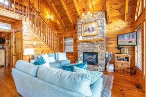 Private & Cozy Mountain View Cabin, Hot tub & 2Kings電視和／或娛樂中心