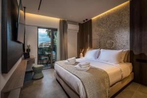ein Hotelzimmer mit einem Bett mit Handtüchern darauf in der Unterkunft CITY NEST Living in Iraklio