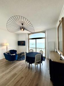 TV a/nebo společenská místnost v ubytování Villa Ker Eole Vue Mer