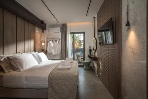 ein Hotelzimmer mit einem Bett und einem Spiegel in der Unterkunft CITY NEST Living in Iraklio