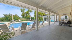 Πισίνα στο ή κοντά στο Luxurious Modern Retreat with Private Pool & Patio