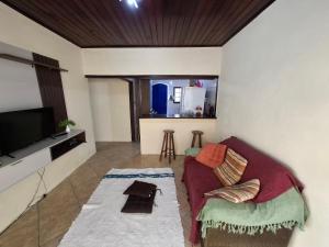 TV a/nebo společenská místnost v ubytování CASA DE HOSPEDAGEM FLORES PARATY AMBIENTE FAMILIAR 600M DO CENTRO e COM CAFÉ DA MANHÃ INCLUSO CASA COMPLETA
