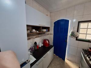 Kuchyň nebo kuchyňský kout v ubytování CASA DE HOSPEDAGEM FLORES PARATY AMBIENTE FAMILIAR 600M DO CENTRO e COM CAFÉ DA MANHÃ INCLUSO CASA COMPLETA