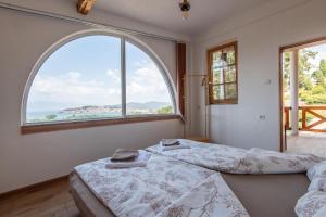 Ένα ή περισσότερα κρεβάτια σε δωμάτιο στο Villa Koren