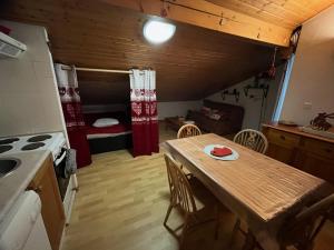 une cuisine avec une table et une chambre avec un lit dans l'établissement Studio Résidence grand tetras, à Samoëns 4 autres photos
