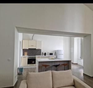 a living room with a couch and a kitchen at Casa do Leão in Évora