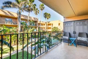Balkón nebo terasa v ubytování Walk to Beach Condo with Pool Access in Texas!