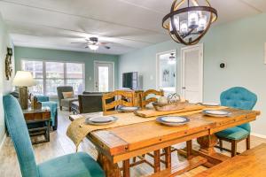 Posezení v ubytování Walk to Beach Condo with Pool Access in Texas!