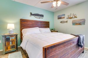 Postel nebo postele na pokoji v ubytování Walk to Beach Condo with Pool Access in Texas! + 20 fotografií