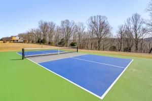 Tennis ja/või seinatennis majutusasutuses Spacious Home in Paradise Grove Nolin Lake! või selle läheduses