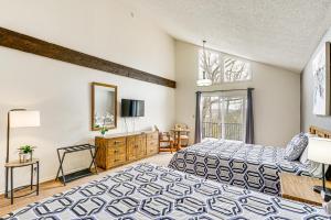 Ένα ή περισσότερα κρεβάτια σε δωμάτιο στο Osage Beach Home with 3 Decks in Margaritaville! +35 φωτογραφίες
