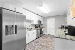 Nhà bếp/bếp nhỏ tại Relaxing Pool Home for Family Getaway Close to Tampa Zoo, Busch Gardens, Restaurants and Shopping!