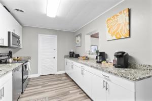 Nhà bếp/bếp nhỏ tại Relaxing Pool Home for Family Getaway Close to Tampa Zoo, Busch Gardens, Restaurants and Shopping!