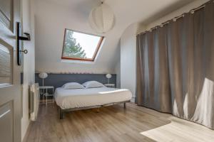 a bedroom with a bed with two pillows on it at Maison 5 p hyper centre Amboise #parking #terrasse in Amboise