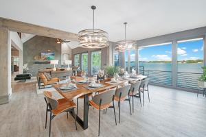 Restoran atau tempat lain untuk makan di Sterling with optional boat rental