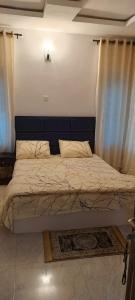 Una cama o camas en una habitación de Ladoke 1