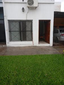 Casa blanca con ventana y puerta en Loloh, en Formosa