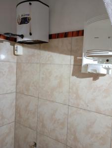 baño con suelo de baldosa grande y máquina en Loloh, en Formosa
