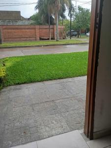 una acera con césped y una calle en Loloh, en Formosa 5 fotos más