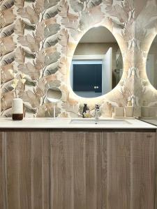 un baño con lavabo y espejo en Luxury in the Sky, en Alicante
