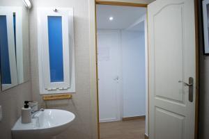 a bathroom with a sink and a mirror at Apartamento Turístico Diocles in Merida +9 photos