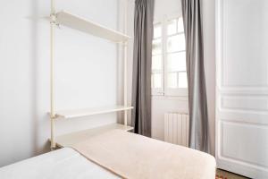 Ein Bett oder Betten in einem Zimmer der Unterkunft Sagrada Familia- Emblematic and Charming Catalan Home