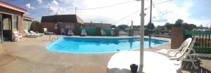 a small swimming pool with chairs in a yard at Cozy Inn in Cortez