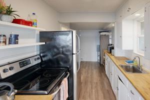 Kuchyň nebo kuchyňský kout v ubytování Oceanside Beach Bungalow