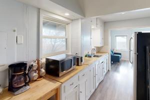 Kuchyň nebo kuchyňský kout v ubytování Oceanside Beach Bungalow