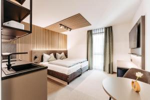 una camera d'albergo con un letto e un tavolo di Easy Room - Self Check In - Out a Höchst