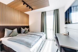 una camera con letto, scrivania e finestra di Easy Room - Self Check In - Out a Höchst