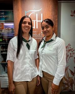twee vrouwen in witte shirts naast elkaar bij Laureles Guest House LGH Hotel in Medellín