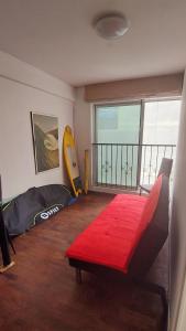 una camera con un letto e una tavola da surf di Habitaciones en Miraflores - Departamento compartido Maka's Home a Lima