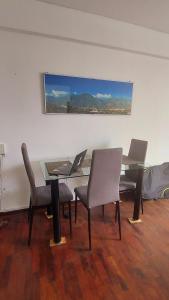 una sala da pranzo con tavolo in vetro e sedie di Habitaciones en Miraflores - Departamento compartido Maka's Home a Lima Altre 3 foto