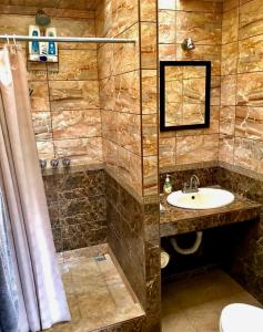 ein Badezimmer mit Waschbecken und Dusche in der Unterkunft Eden Atenas Costa Rica in Atenas