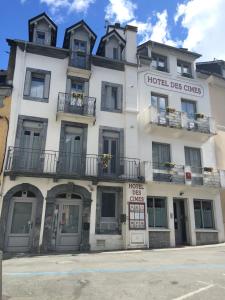 un grande edificio bianco con un hotel des torrers di Hôtel des Cimes a Luz-Saint-Sauveur